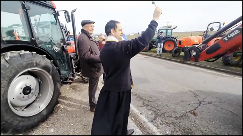 Bergerac, l'abbé Morille Miche bénissant les paysans qui manifestent, vingt-neuf janvier 2024