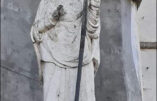 La foudre tombe sur la statue de saint Pierre à Buenos Aires en Argentine