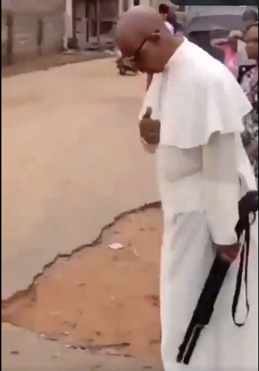 Nigéria, prêtre avec fusil à pompe