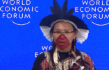 Une chamane accomplit un rituel païen sur les dirigeants du Forum économique mondial de Davos