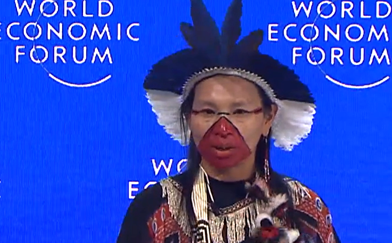 Un chaman accomplit un rituel païen sur les dirigeants du Forum économique mondial au sommet de Davos