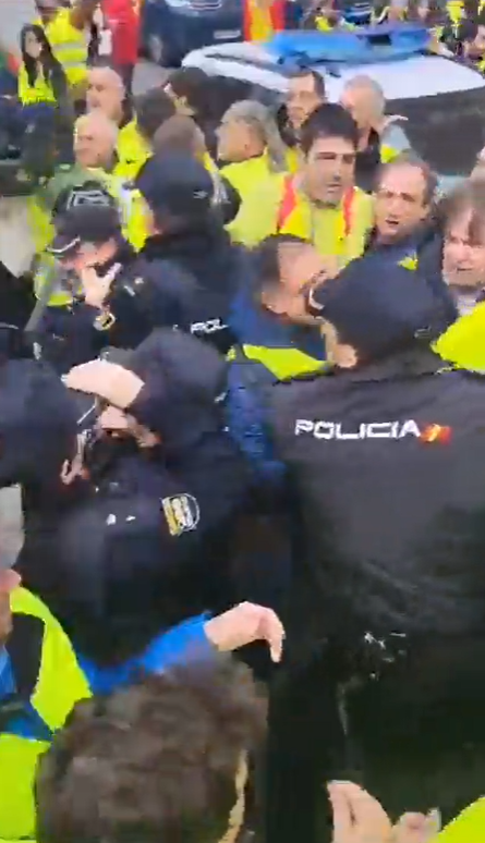 Paysans espagnols poussent policiers hors de leur manifestation