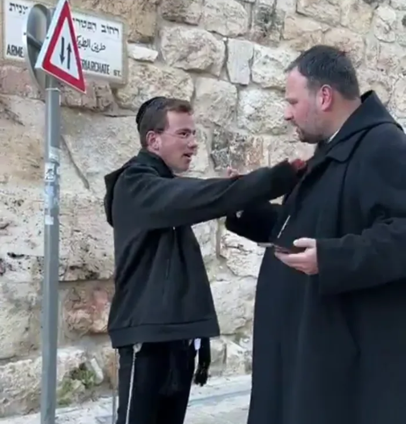 A Jérusalem, des Juifs crachent sur un bénédictin, l'insultent et le menacent
