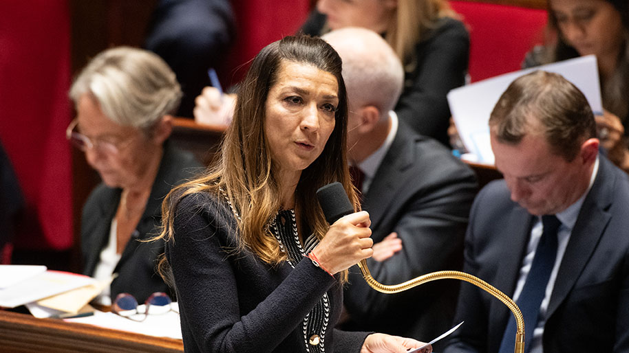 La secrétaire d’État à la Citoyenneté Sabrina Agresti-Roubache qui porte l'article 4 du projet de loi contre les dérives sectaires