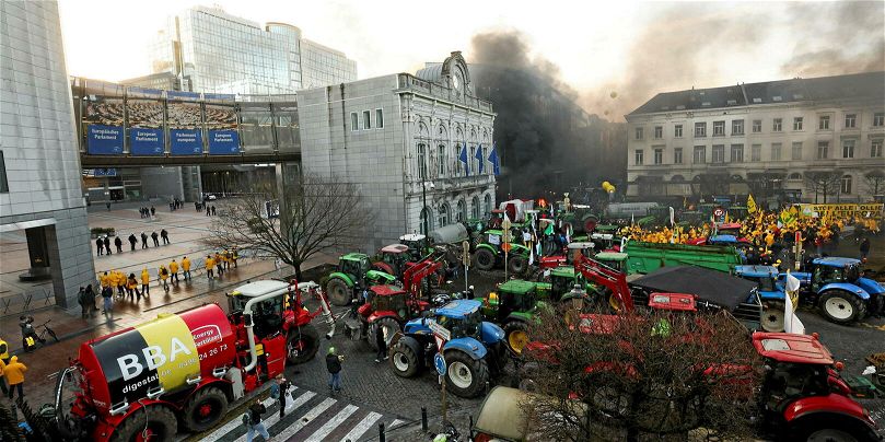 Les tracteurs envahissent Bruxelles, les agriculteurs se révoltent contre l'UE