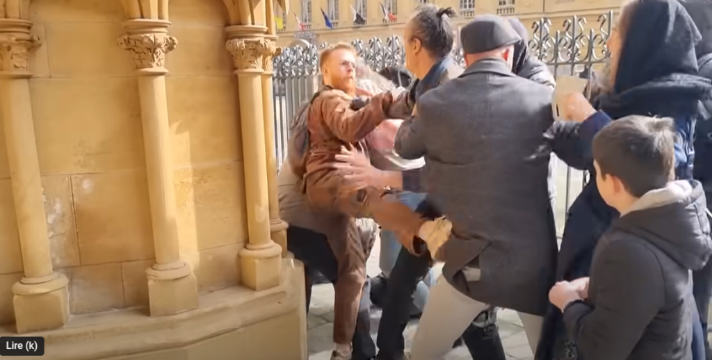 Antifas attaquent catholiques venus prier le chapelet à Metz en réparation de la constitutionnalisation de l'avortement