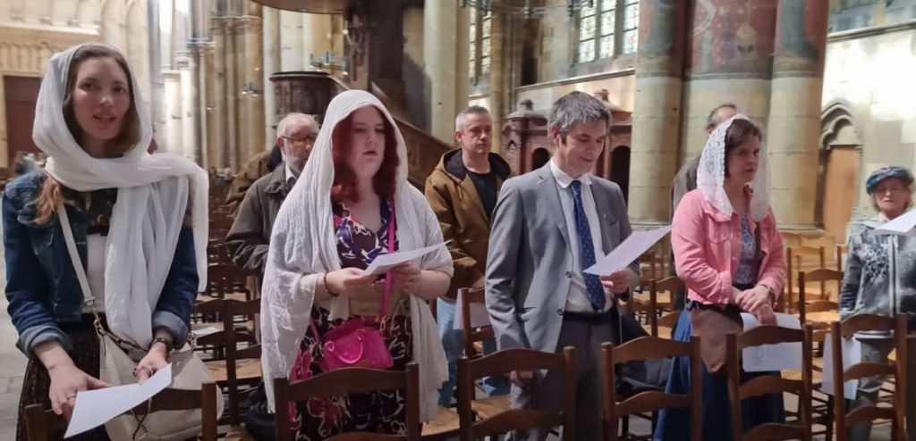 Elle était avec les antifas puis elle rejoint les catholiques priant le chapelet à Metz