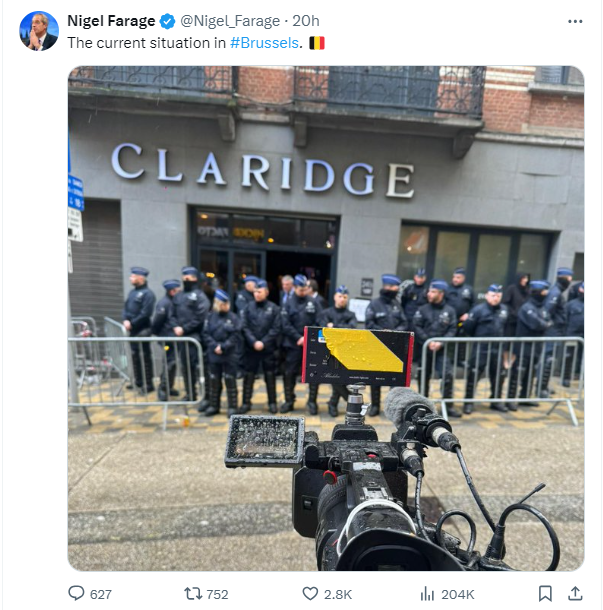 Nigel Farage publie une photo de policiers interdisant l'accès à la salle dès midi.