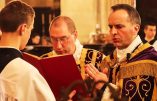 Reportage photographique sur la veillée Pascale et la messe de Pâques en l’église Saint-Nicolas-du-Chardonnet à Paris