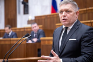 Le Premier ministre slovaque évoque la « conspiration von der Leyen-Pfizer »