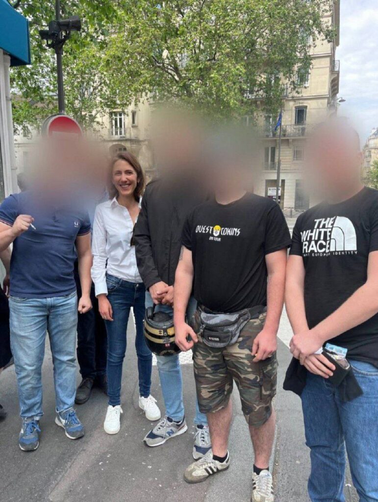 Valérie Hayer pose avec des militants du C9M