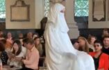 Défilé de burqa dans la cathédrale anglicane de Birmingham