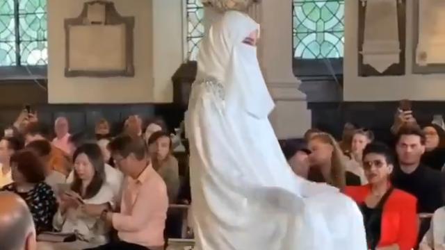 Défilé de burqa dans la cathédrale anglicane de Birmingham