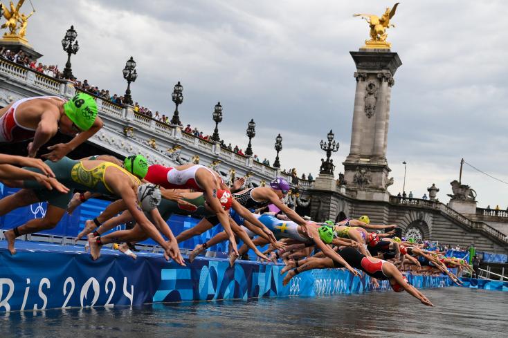 Les athlètes du triathlon ont bien nagé dans la Seine