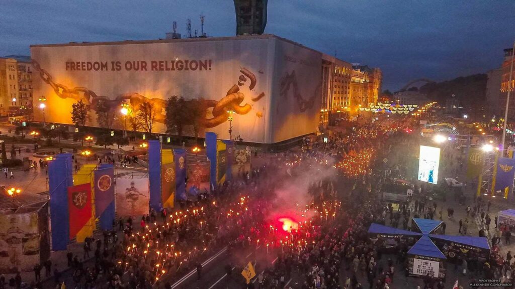 Place du Maïdan, 2017. Une soirée convenant pour une marche aux flambeaux des Guerriers de la Nation. On remarquera la bannière, signe d’une des nombreuses victoires de l’Euromaïdan