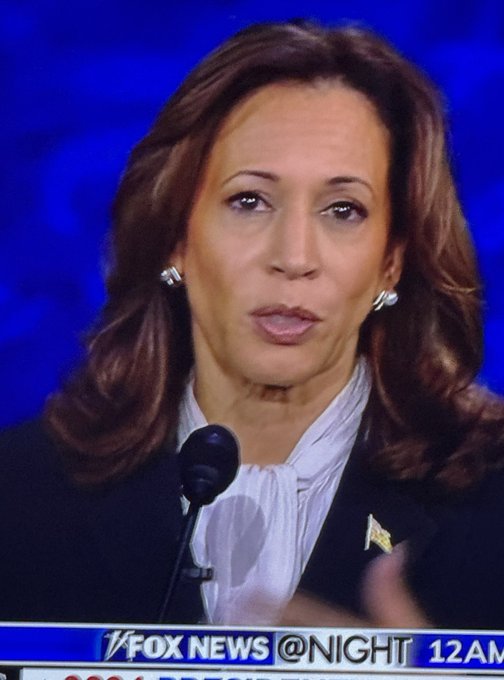 La boucle d'oreille de Kamala Harris était-elle une oreillette Bluetooth ?