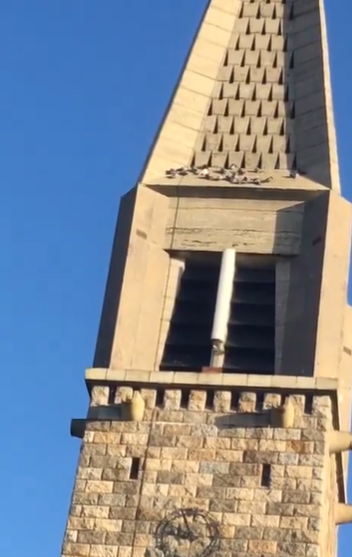 Antenne 5G au clocher d'une église du Morbihan