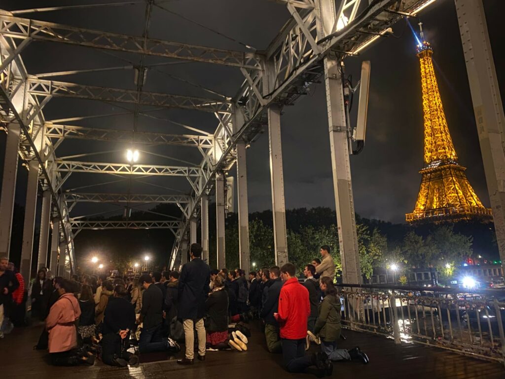 Chapelet de réparation sur le lieu du blasphème commis lors des JO