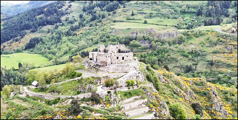 Le château de Beaufort est situé à Goudet dans la Haute-Loire, en région Auvergne-Rhône-Alpes.