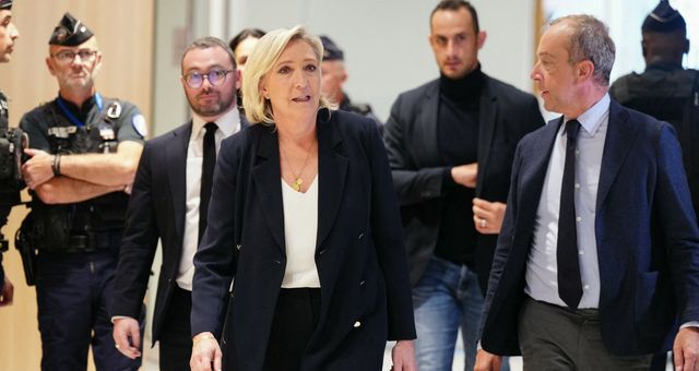 Marine Le Pen à la sortie du procès des assistants parlementaires du Front National 