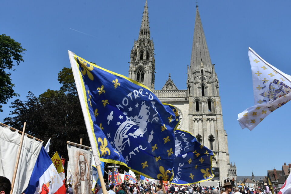 La messe tridentine bientôt interdite au pèlerinage Paris – Chartres organisé par Notre-Dame de Chrétienté ? 