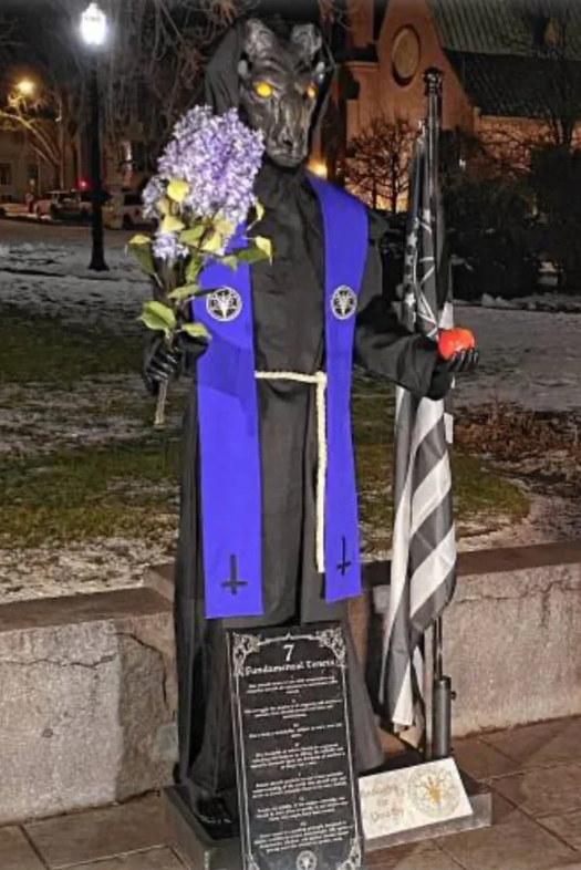 Une statue sataniste détruite dans le New Hampshire