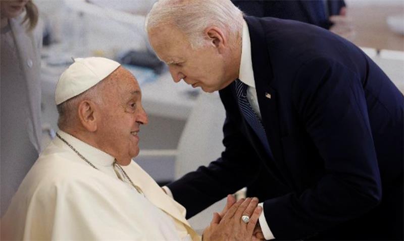 Biden décerne au pape François la médaille de la liberté, le qualifiant de « pape du peuple »