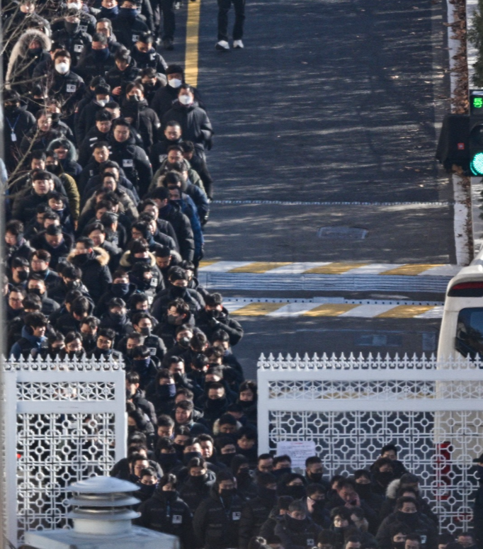 Les forces de l'ordre sud-coréennes ont placé le président en état d'arrestation