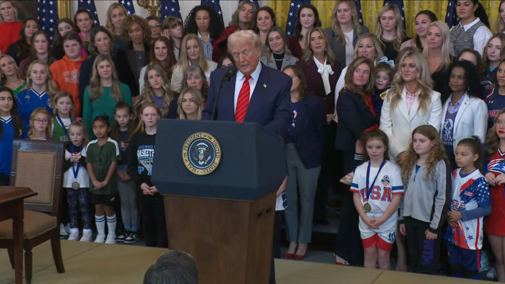 Trump signe un décret interdisant aux personnes transgenres de participer aux sports féminins