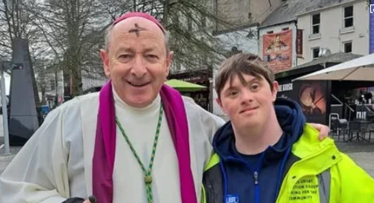 Un évêque irlandais a apposé les cendres en rue durant 6 heures
