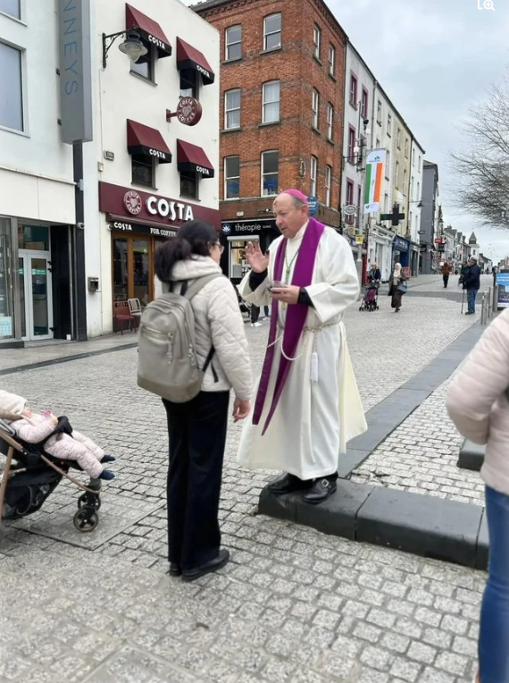 Un évêque irlandais a apposé les cendres en rue durant 6 heures