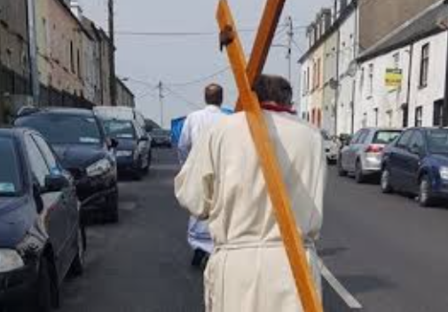 Mgr Alphonsus Cullinan portant la Croix durant le confinement Covid 19