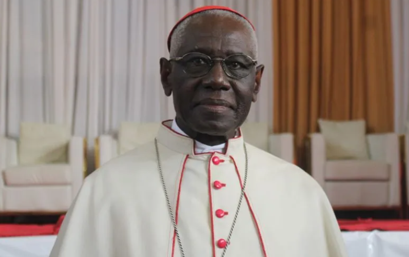 La fausse rumeur qui prétend que Léon XIV a confié une mission spéciale au Cardinal Sarah pour « sauver l’Église catholique »