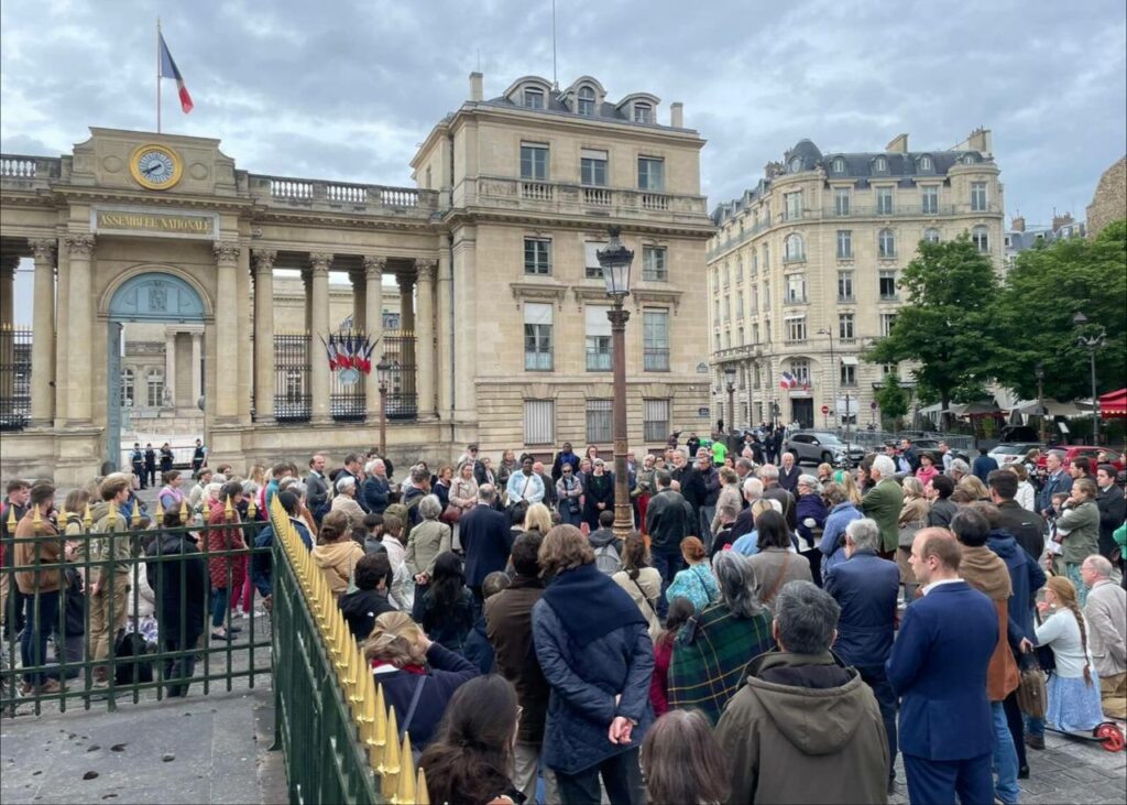 Chapelet contre l'euthanasie devant l'Assemblée nationale