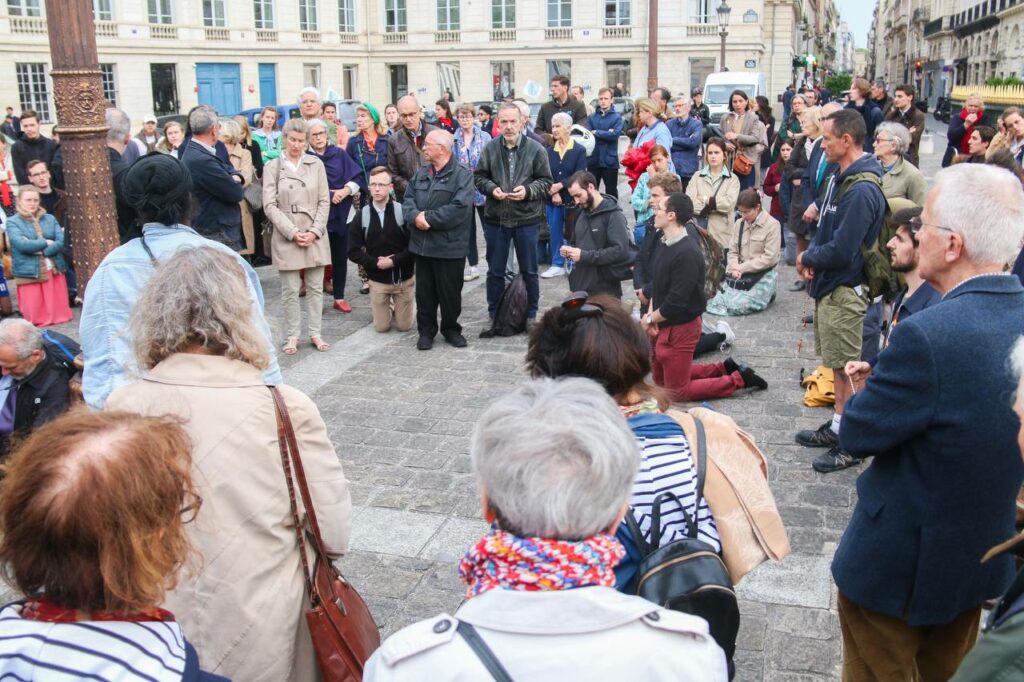 Chapelet contre l'euthanasie devant l'Assemblée nationale