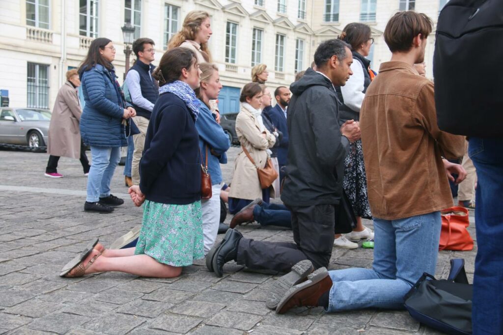 Chapelet contre l'euthanasie devant l'Assemblée nationale