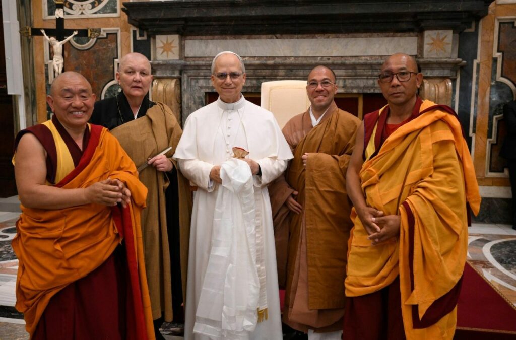 Le Pape Léon XIV avec quelques bouddhistes 
