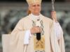Le pape Léon XIV, lors de la messe d’inauguration de son pontificat, avec la croix tordue de Jean-Paul II