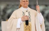 Le pape Léon XIV, lors de la messe d’inauguration de son pontificat, avec la croix tordue de Jean-Paul II