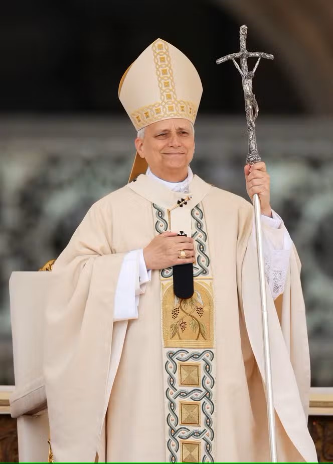 Le pape Léon XIV, lors de la messe d’inauguration de son pontificat, avec la croix tordue de Jean-Paul II