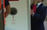 Filmé giflé par Brigitte, Macron tente de faire croire que c’est un deepfake par IA puis un coup des Russes avant de parler de « chamaillerie »