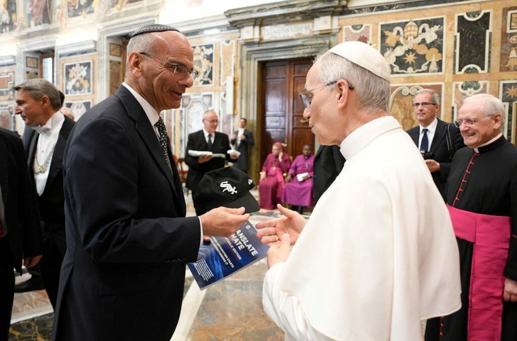 Le Pape Léon XIV avec un membre de la délégation juive