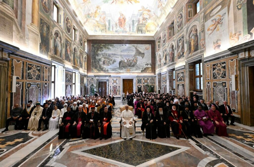 Le Pape Léon XIV avec des représentants d'autres Églises et communautés ecclésiales et d'autres religions