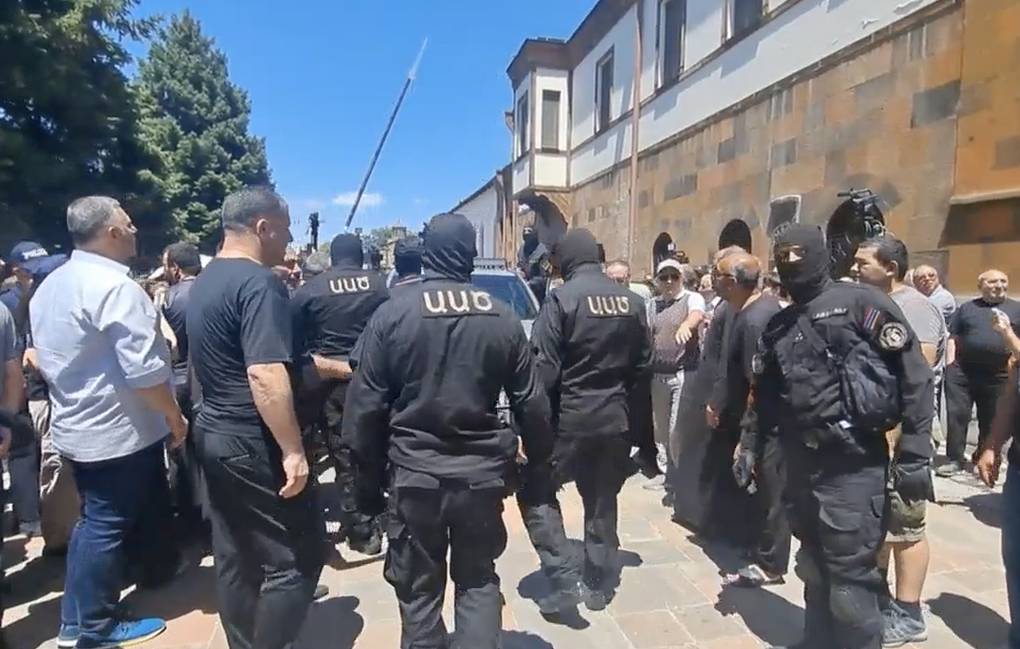 Arménie - Accusé de préparer un coup d'Etat, l'archevêque Mikael Ajapahian se livre à la police