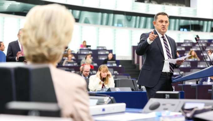 Motion de censure contre Ursula von der Leyen : les conditions remplies par un eurodéputé roumain
