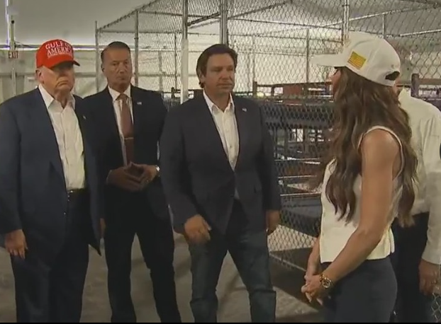Trump visite l'Alligator Alcatraz : le centre de détention entouré de 30 000 alligators