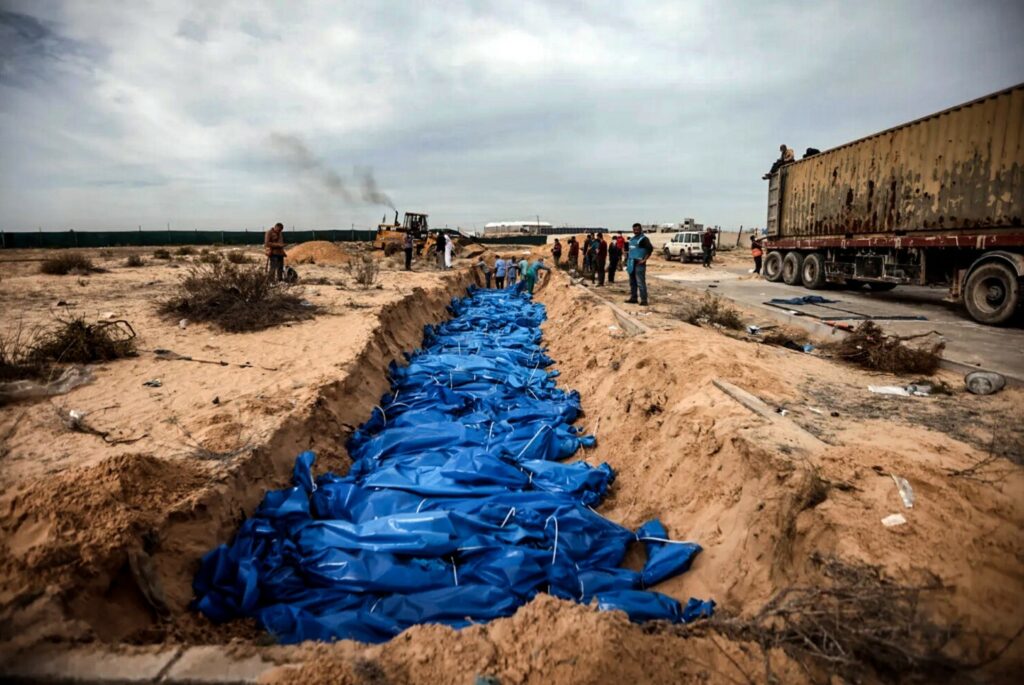 Une fosse commune à Gaza