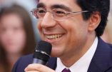 Darius Rochebin, star médiatique adulée par les « élites » françaises, a quitté la TV suisse en catimini : le dessous des cartes d’une affaire d’harcèlement homosexuel.