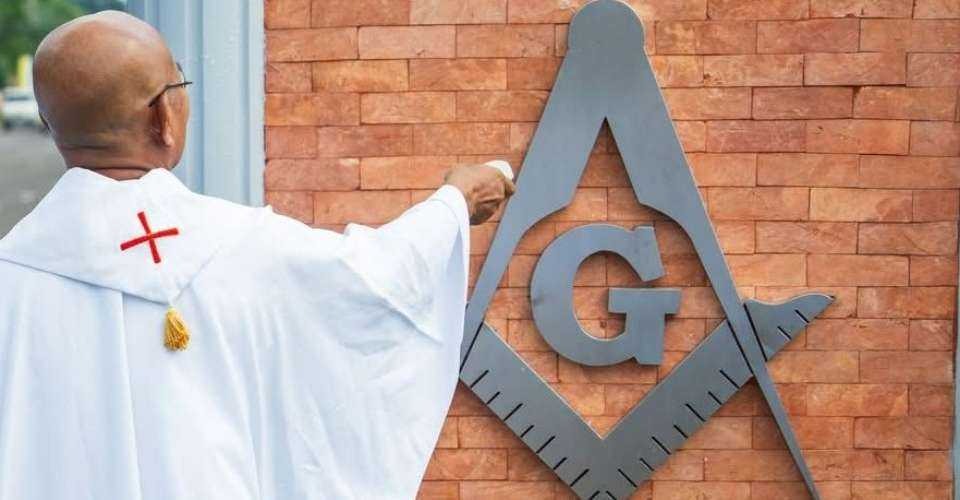 Les Augustins Déchaux suspendent temporairement un religieux qui a béni un symbole maçonnique