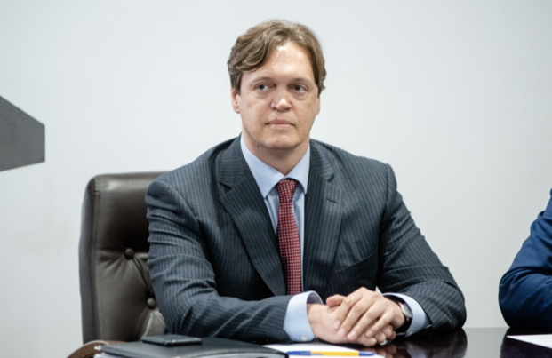 Devenez voleurs dans le cercle rapproché : qu’est-ce qu’on sait sur « le porte-monnaie de Zelenski » Gmyrine et ses entreprises à l’étranger